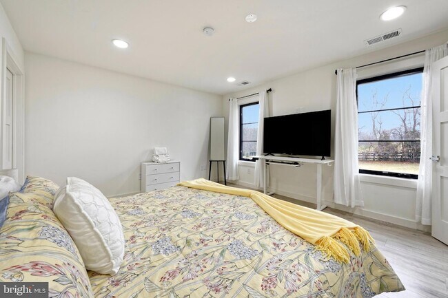 Building Photo - 23443 Dover Rd