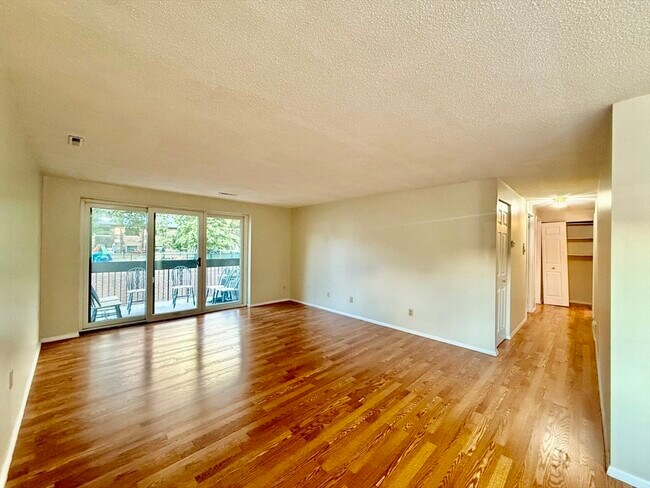 Building Photo - 160 Elm St