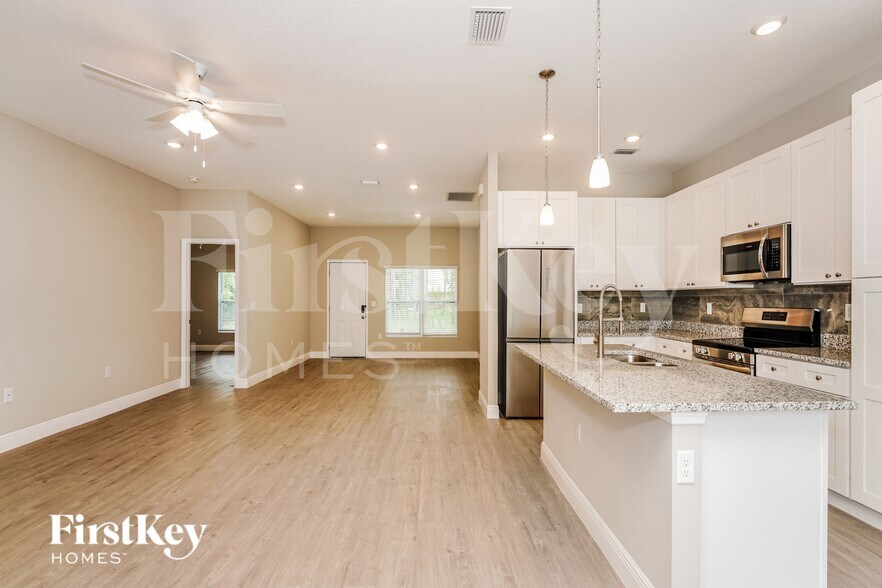 Building Photo - 446 Reading St SE