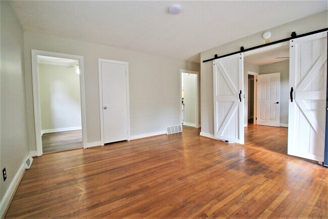 Building Photo - 2807 Holt Dr