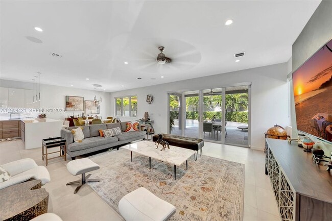 Building Photo - 544 N Victoria Park Rd