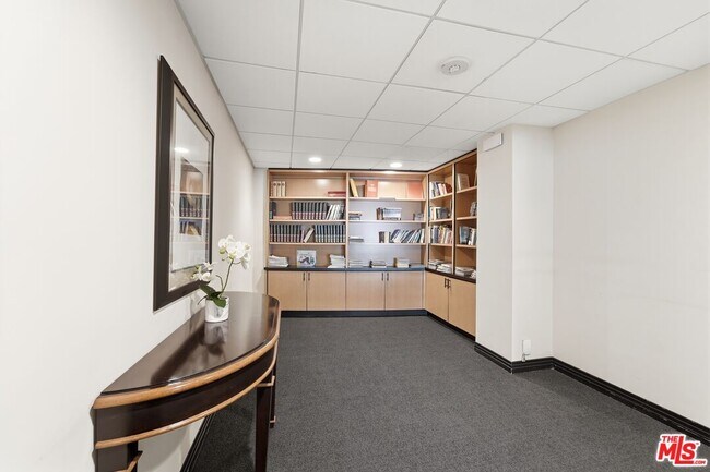 Building Photo - 100 S Doheny Dr