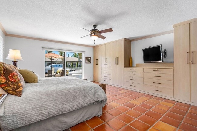 Building Photo - 2330 NE 48th St