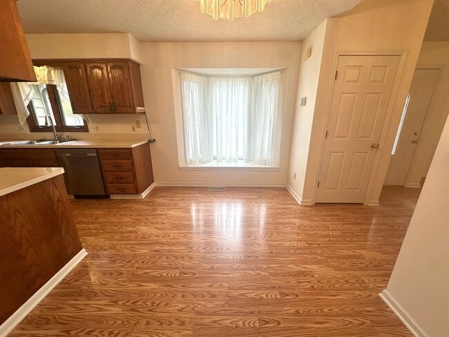 Building Photo - 4 bedroom, 2 1/2 bath