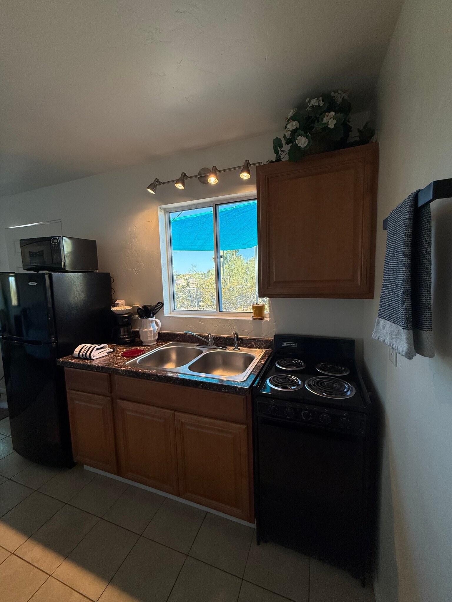 Building Photo - 1702 N Greasewood Rd