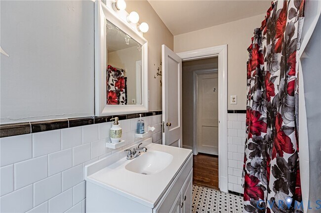 Building Photo - 1022 W 48th St