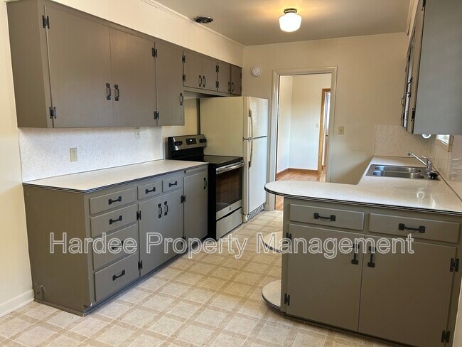 Building Photo - 1835 Broadmoor Dr