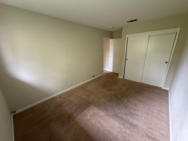 Building Photo - Central and updated 3 bedroom 1.5 bath tow...