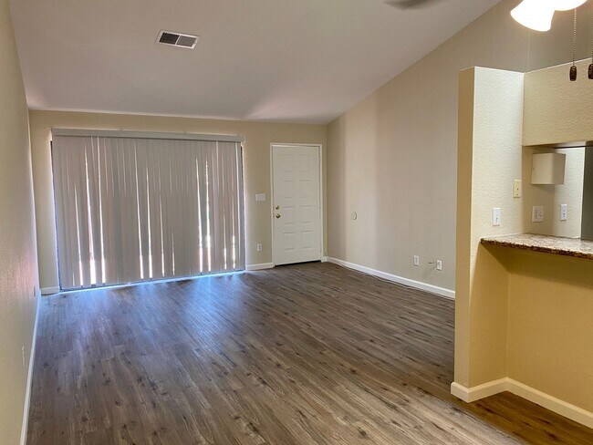 Building Photo - Single story beauty!  2 bedroom, 1.5 bath ...