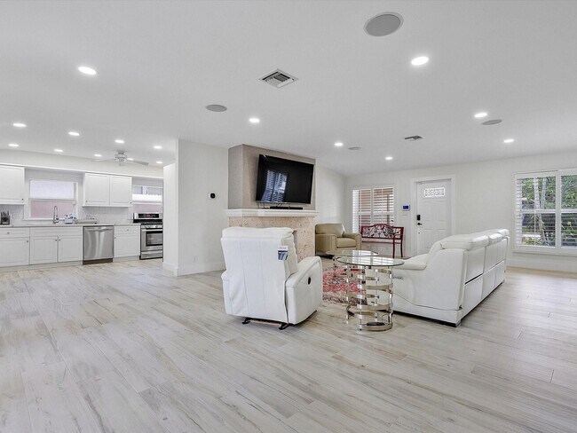 Building Photo - 411 Poinciana Dr