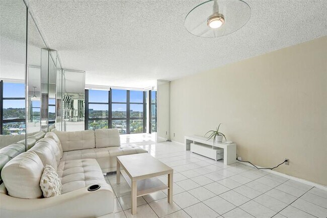 Building Photo - 1000 Parkview Dr