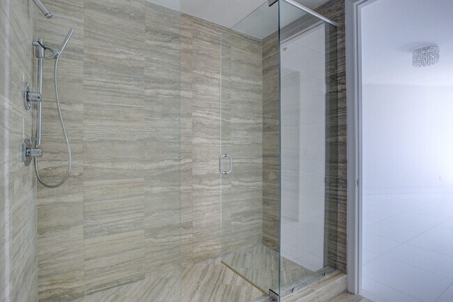 Building Photo - 15901 Collins Ave