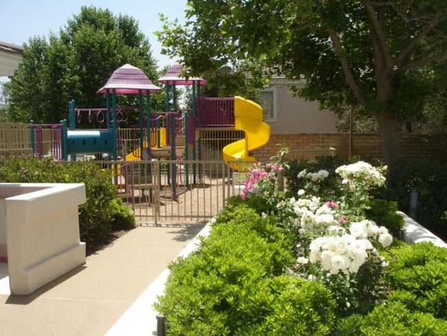 Building Photo - Spacious 4-Bedroom Home in Valencia's Nort...