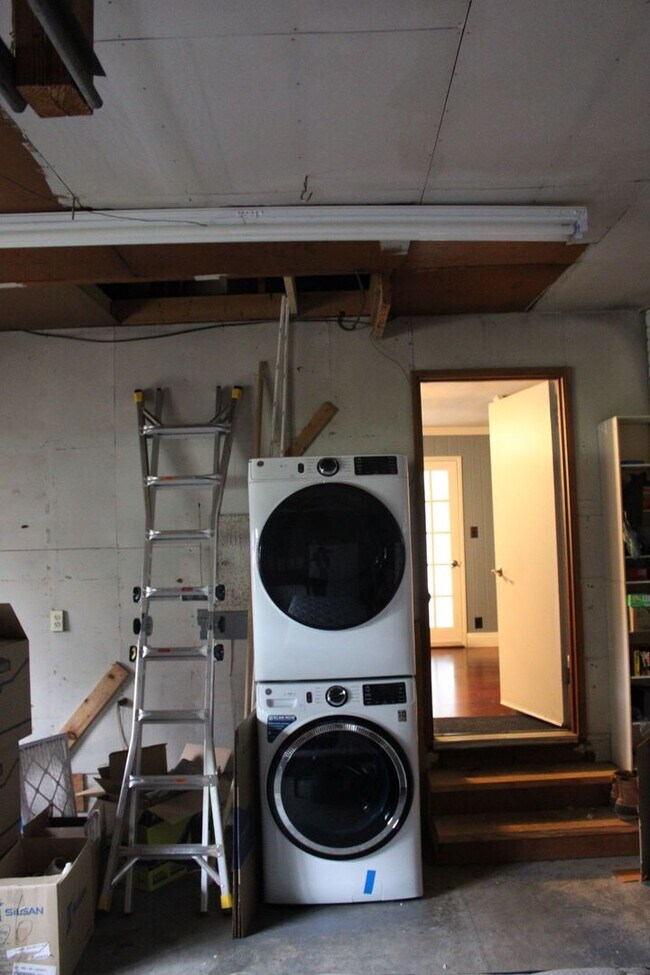Building Photo - 3301 Brookside Ln