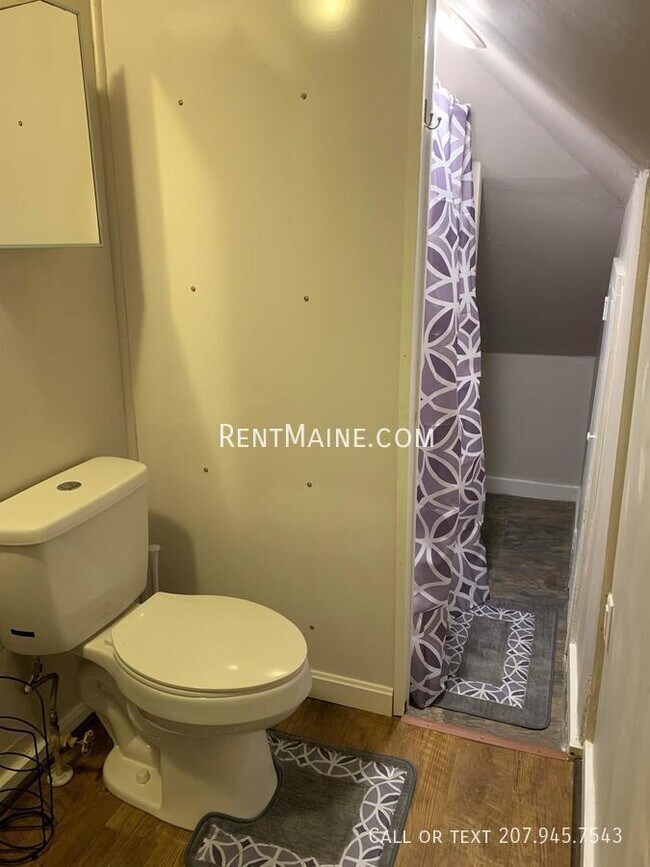 Building Photo - 204 Maple St