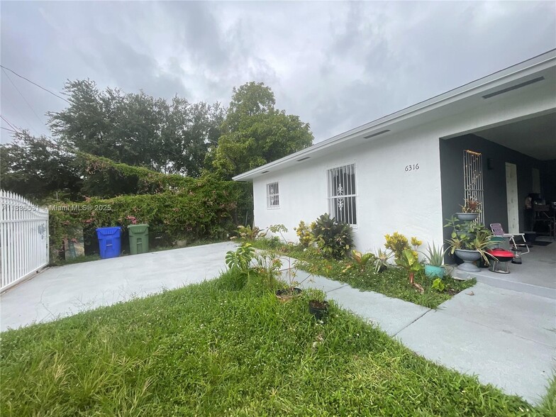 Primary Photo - 6316 NW 1st Ct