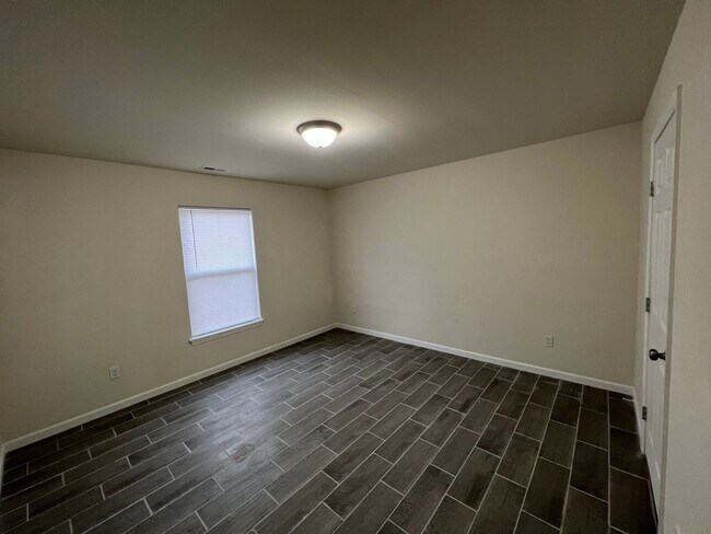 Building Photo - Home on 5 Acres