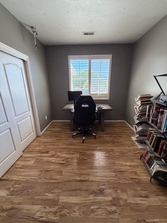 Building Photo - GET $1000 OFF THE FIRST MONTHS RENT!!!