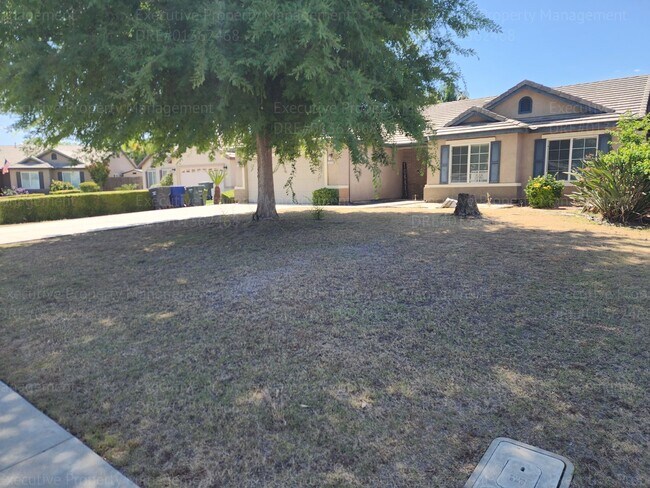 Building Photo - 5 bedrooms/ 2 baths Location Olive Dr/ Old Farm Rd