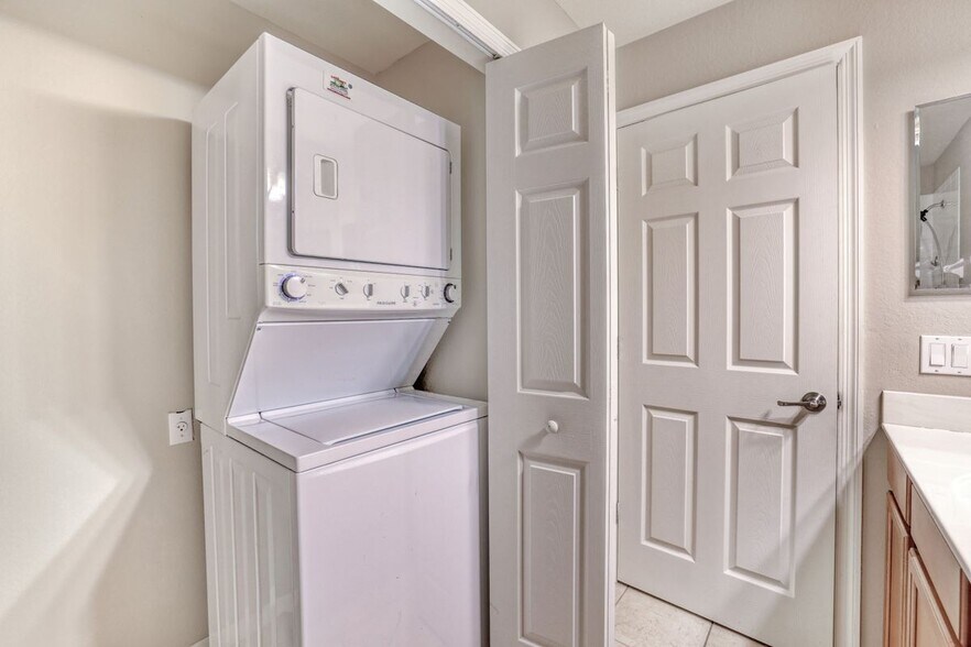 Building Photo - 9093 Gervais Cir