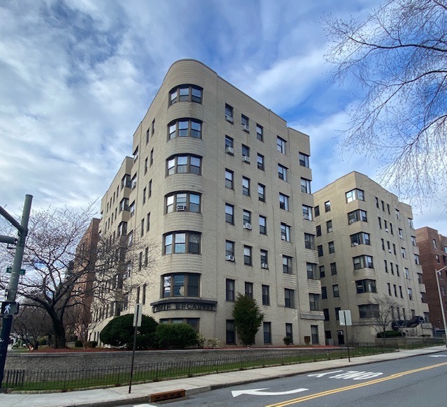 Building Photo - 311 Main St