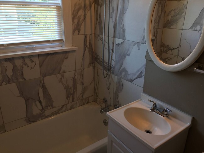 Building Photo - 1 bed 1 bath - Near Plaza District!