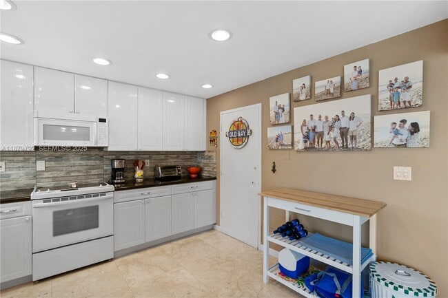 Building Photo - 3550 Galt Ocean Dr