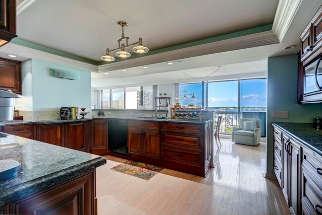 Building Photo - 123 Lakeshore Dr