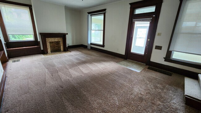 Building Photo - 2173 Indianola Ave