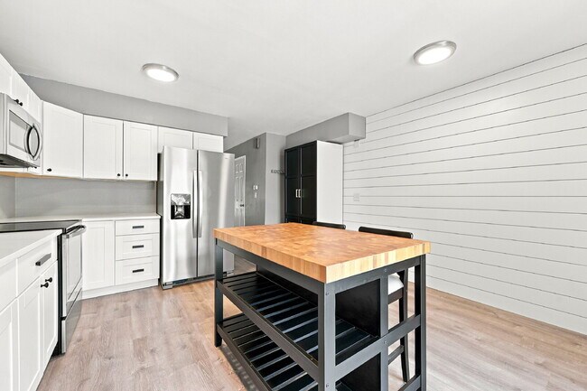 Building Photo - $2,470.95, 2 Bed, 2.5 bath Townhome in Centennial with in unit Laundry!