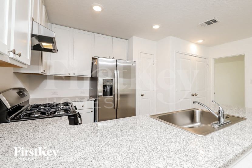 Building Photo - 10407 McClintock Dr