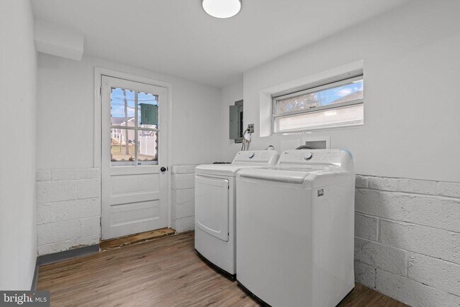 Building Photo - 131 Kipling Dr