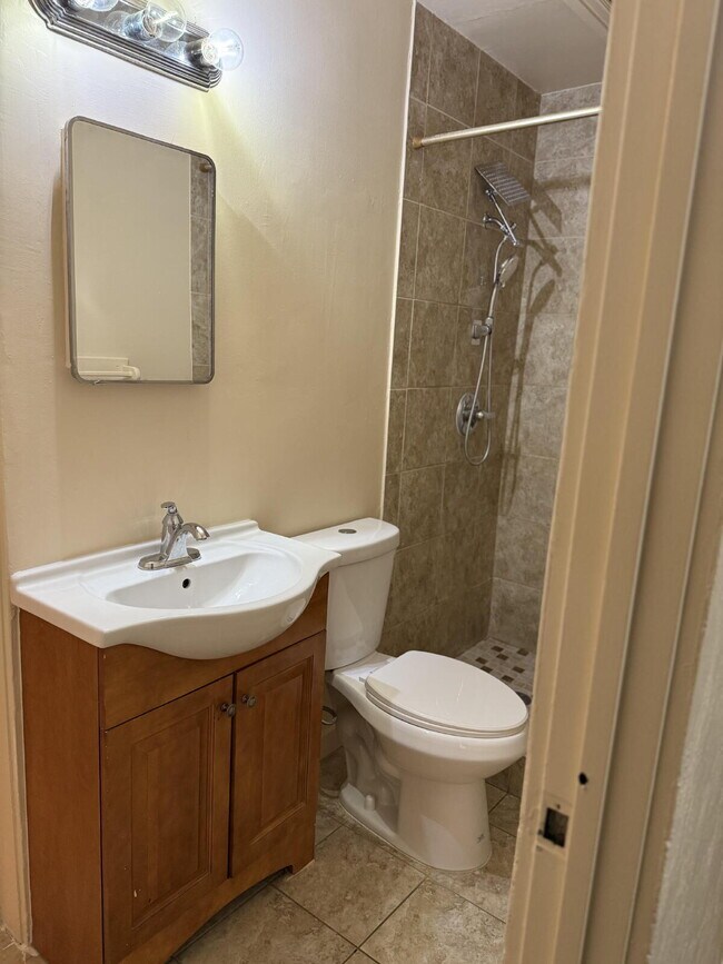 Building Photo - Charming 3 bed/2 bath house in the Heart o...