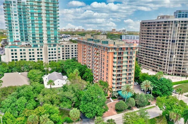 Building Photo - 2951 S Bayshore Dr