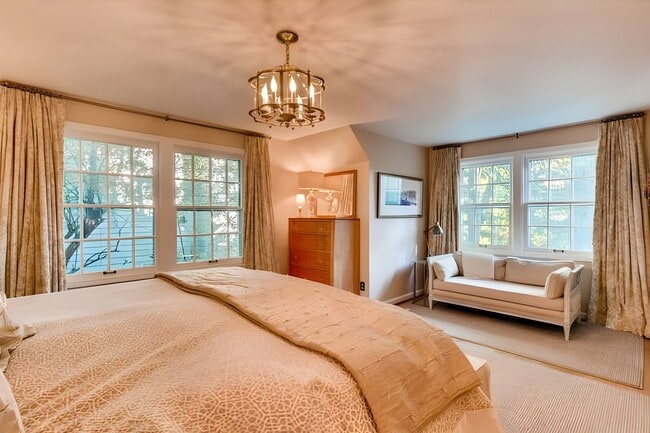 Building Photo - Beautiful Dream Home in the Southwest Hills! Call now to live amongst the trees!