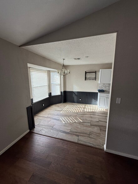 Building Photo - 3213 E Oakridge St