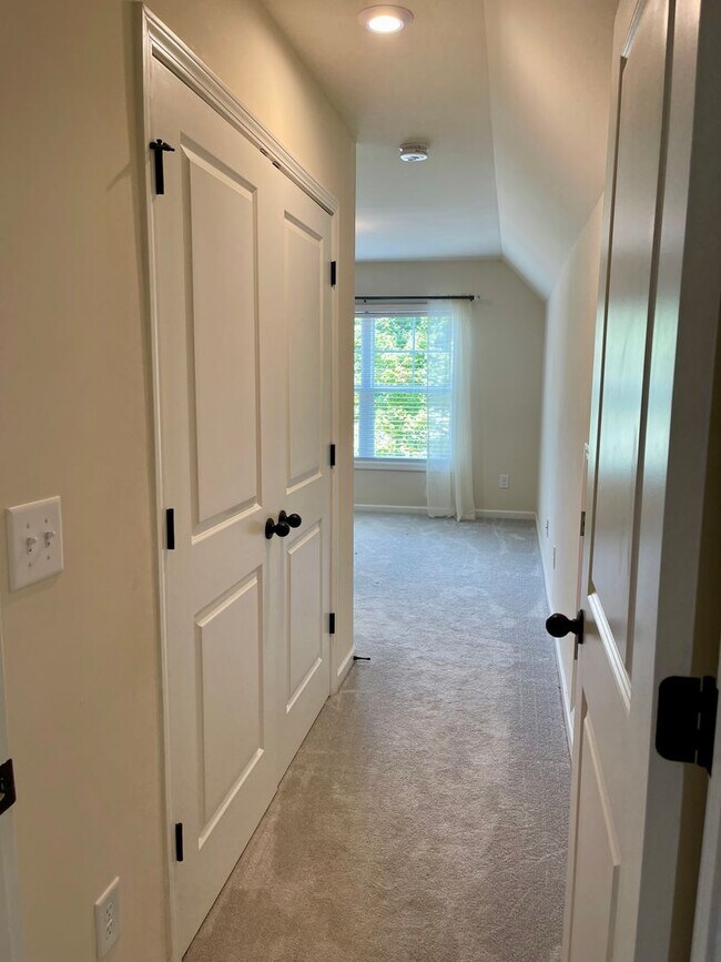 Building Photo - Gorgeous 5 bedroom 3.5 bath home in desira...