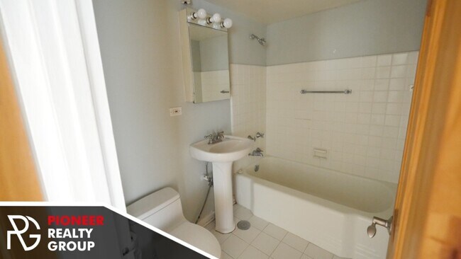 Building Photo - High rise in Lakeview East