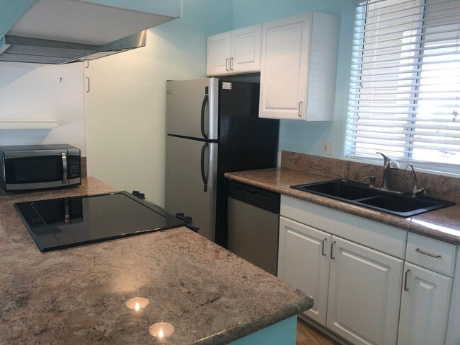 Building Photo - 3BD/2BA UPPER UNIT UNIT AT ALII LANI WITH AC!