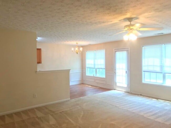 Building Photo - Spacious and Beautiful 3 Bedroom Home