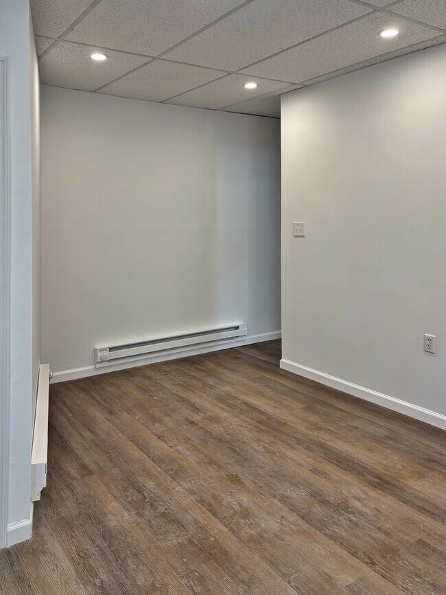 Building Photo - 1002 S 6th St