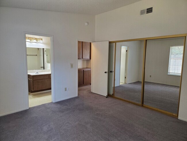 Building Photo - 203 Catalpa Ln