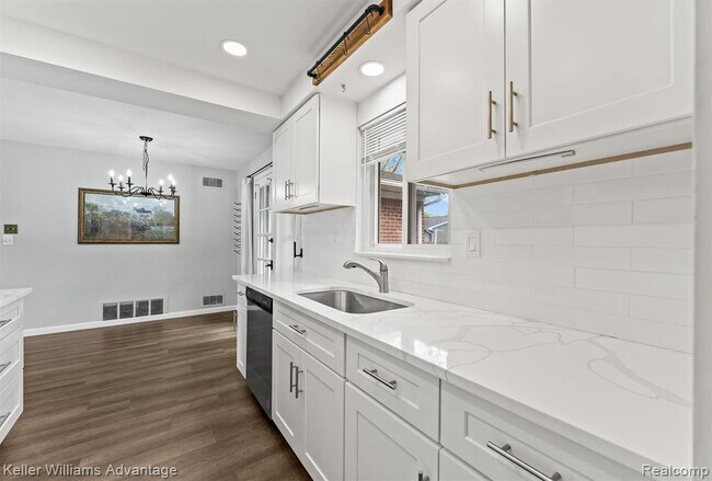 Building Photo - 2479 Ivanhoe Dr