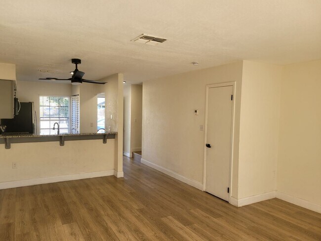 Building Photo - 1236 Dovehill Dr
