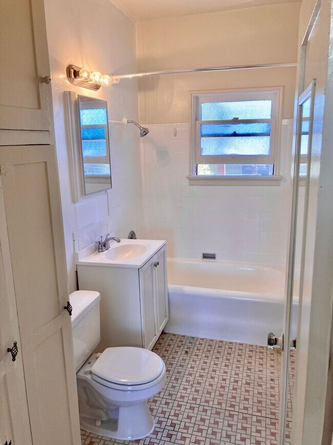 Building Photo - Spanish Craftsman Garden Apartments Bankers Hill