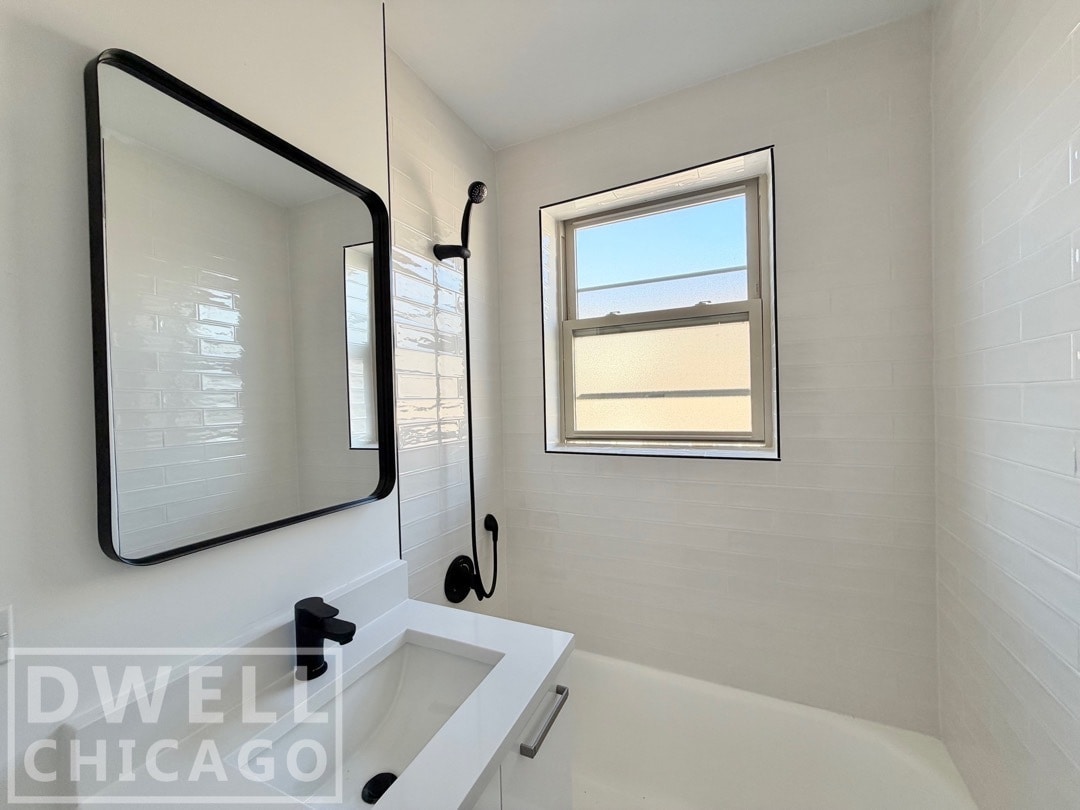 Building Photo - 5634 N Clark St