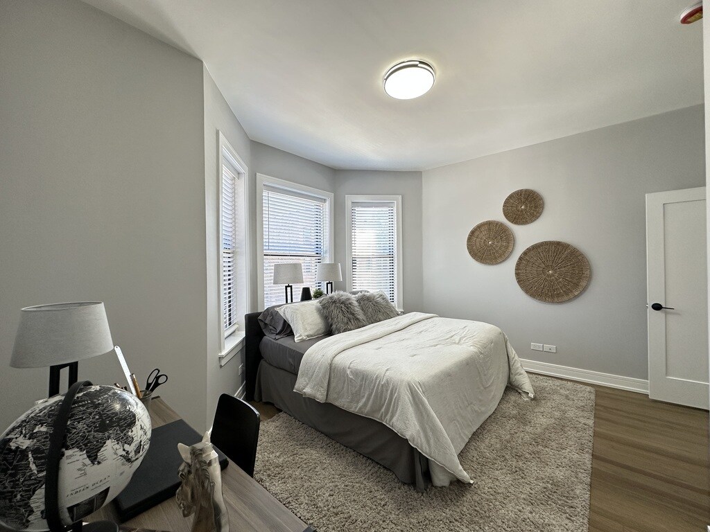 Building Photo - 3840 N Wilton Ave