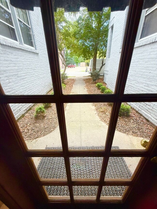Building Photo - **BEST DEAL**Ghent -2 Bedroom condo 2nd Fl...