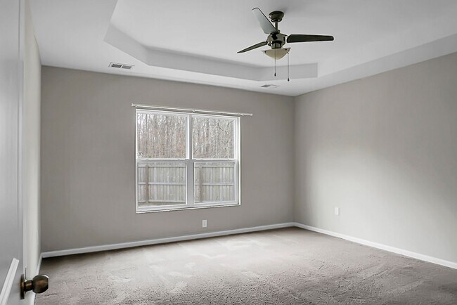 Building Photo - 3 bedrooms, 2.5 bathrooms  2-car garage in...