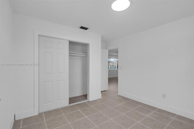 Building Photo - 124 SE 2nd Terrace